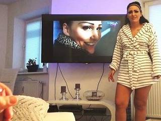 Порно девушка заставляет сосать член